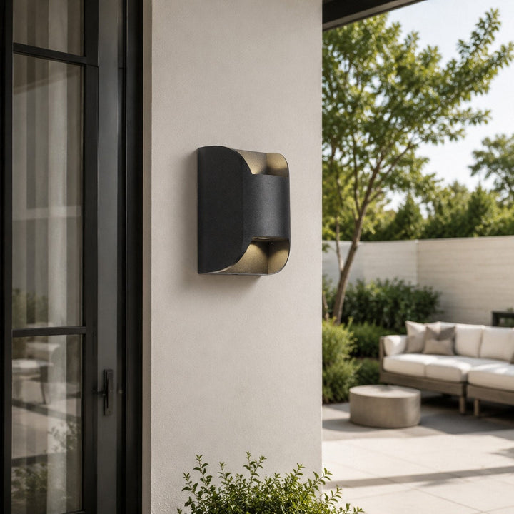 Moderno aplique de pared LED negro, estilo industrial para iluminación exterior en terrazas y pasillos.
