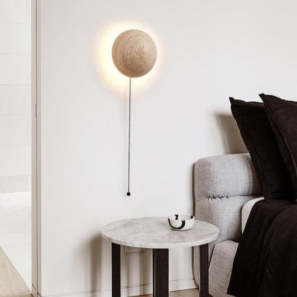 Textura natural de travertino crema en lámpara de pared minimalista, diseño que inspira tranquilidad.