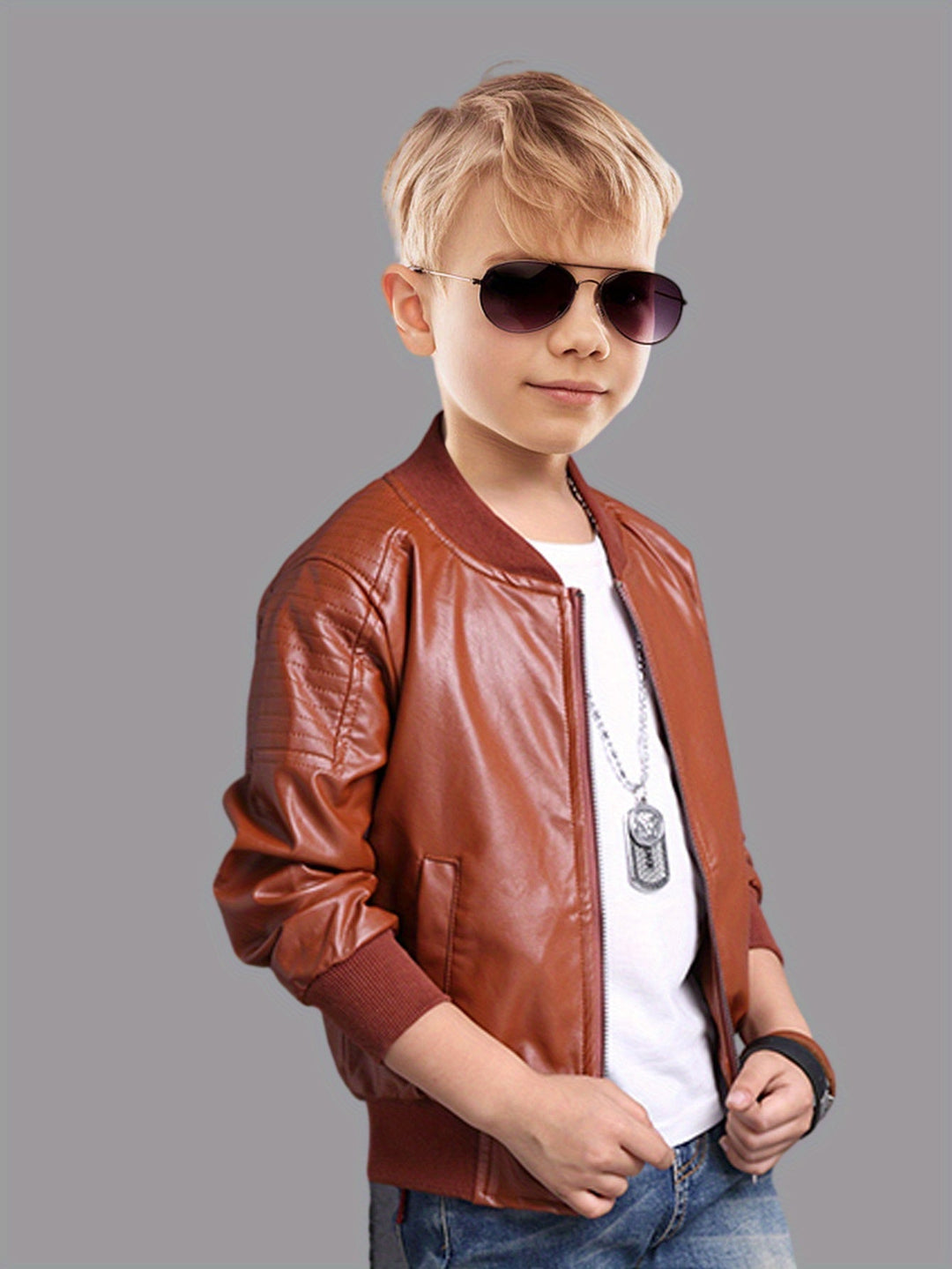Chaqueta práctica y cómoda para niños, con cuello alto y cremallera. Perfecta para el frío.