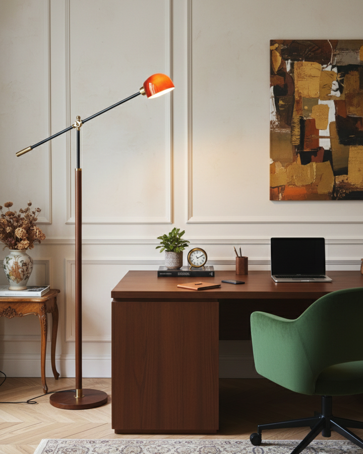 Lámpara de pie decorativa con elegante columna de madera y metal, brazo oscilante para ambiente.