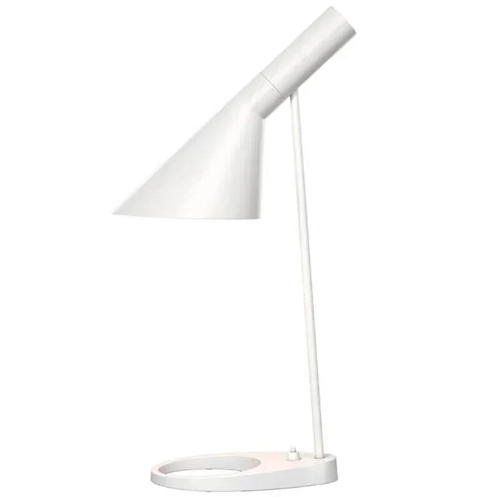 Lámpara LED de escritorio en un ambiente de estudio, ofreciendo iluminación moderna y decorativa.