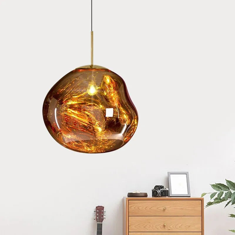 Lámpara colgante de diseño cálido con efecto lava. Crea un ambiente acogedor y moderno, ideal para el interior del hogar.