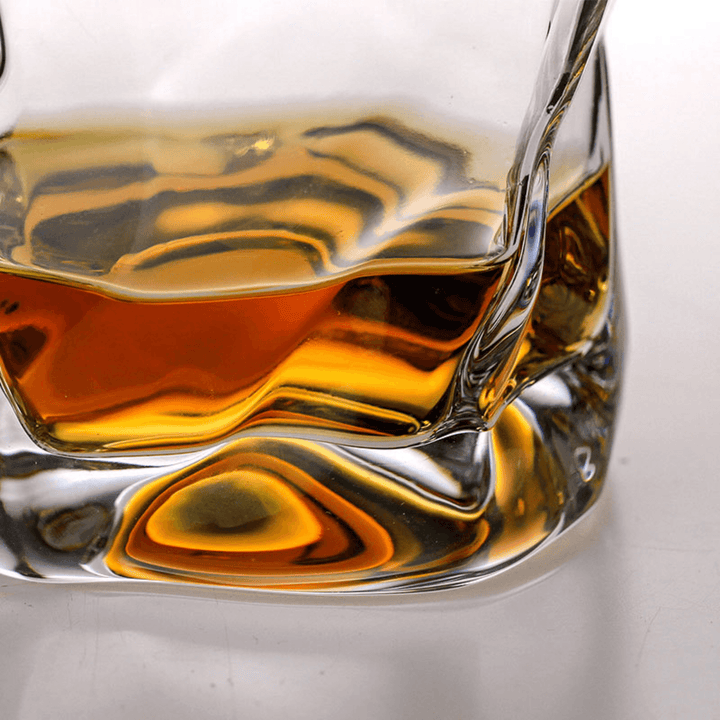 Cristalería de lujo: Vaso de whisky Kiriko Edo esculpido, diseño artesanal para un bar elegante.