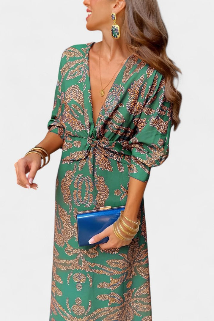 Mujer disfrutando del día con vestido maxi Elara, escote V y nudo. Look casual chic para primavera y verano.