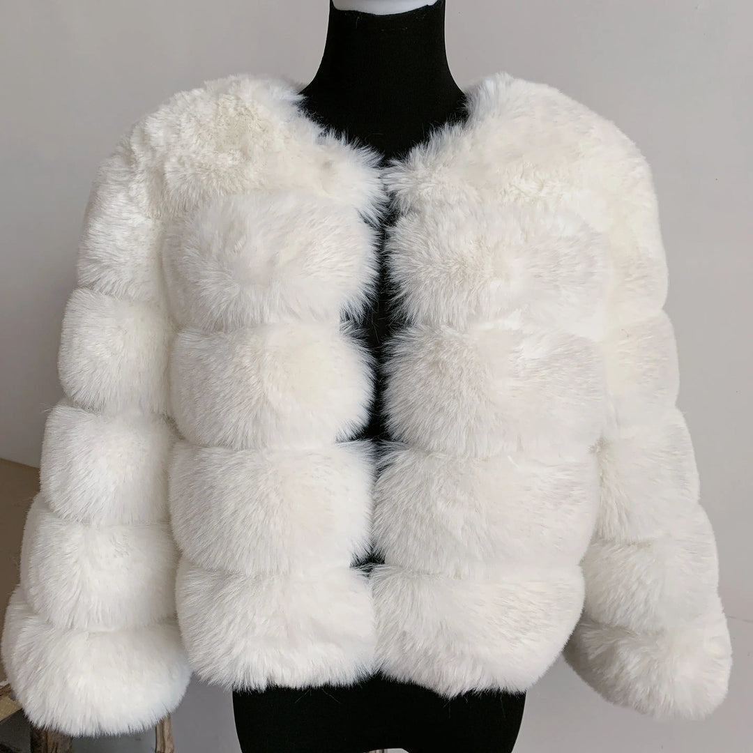 Moda de invierno: Abrigo de mujer sofisticado con capas, estilo lujoso y cálido.