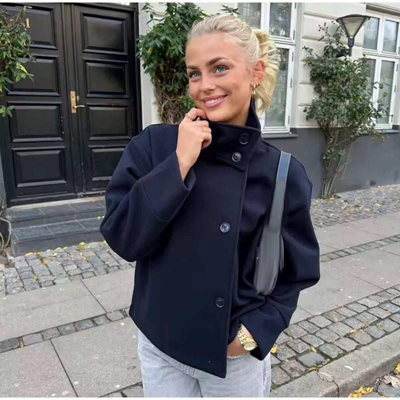 Moda femenina: chaqueta corta mujer con botones de lujo, estilo sofisticado para ropa elegante.