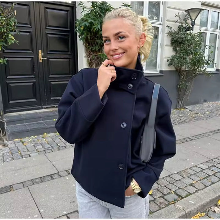 Moda femenina: chaqueta corta mujer con botones de lujo, estilo sofisticado para ropa elegante.
