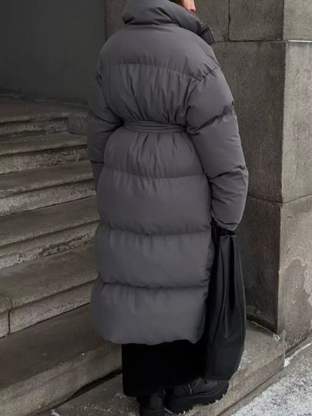 Elegante abrigo largo acolchado con cinturón para mujer, ofrece máxima comodidad y calor invernal.