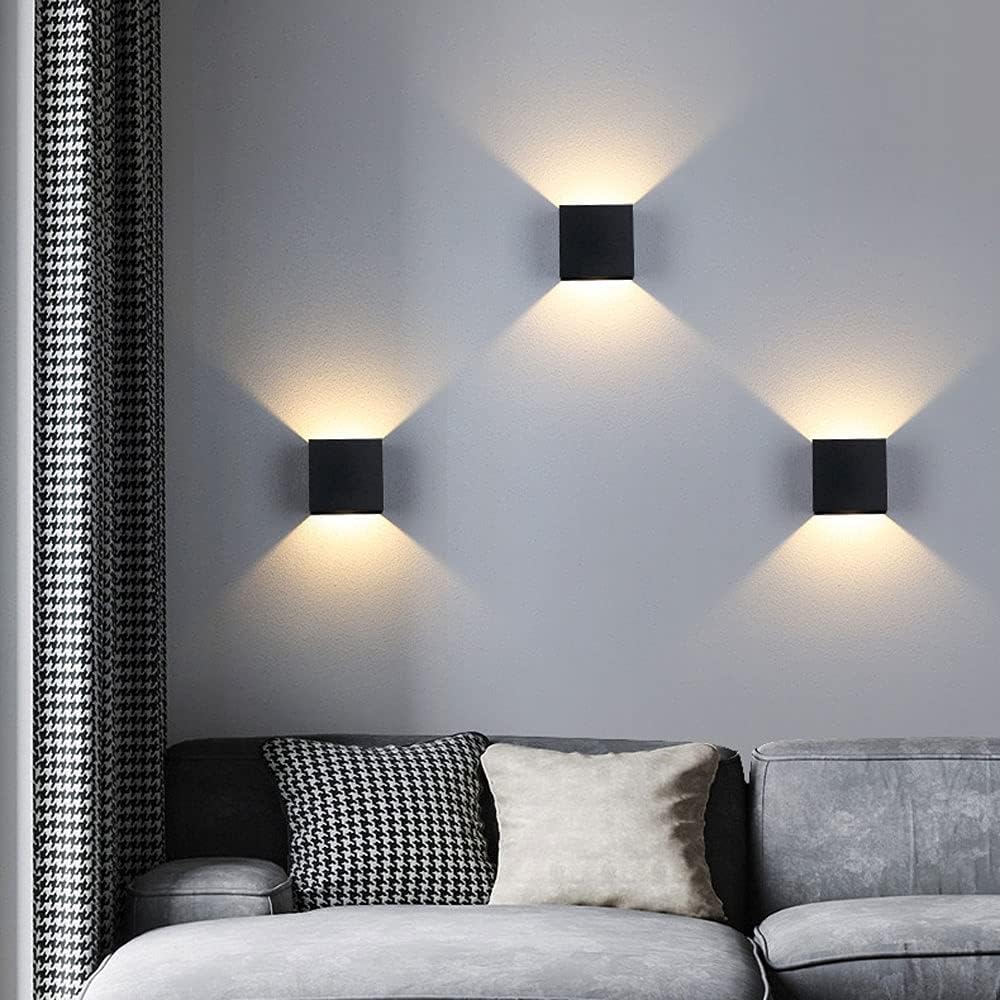 Práctica lámpara de pared inalámbrica LED con batería recargable USB, luz cálida ajustable para dormitorios.