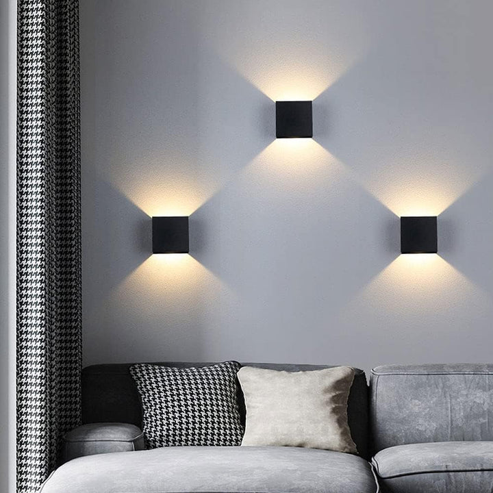 Práctica lámpara de pared inalámbrica LED con batería recargable USB, luz cálida ajustable para dormitorios.