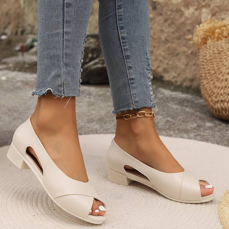 Calzado femenino destalonado con punta abierta y tacón bajo. Elegantes, cómodos y versátiles para tu estilo de verano.