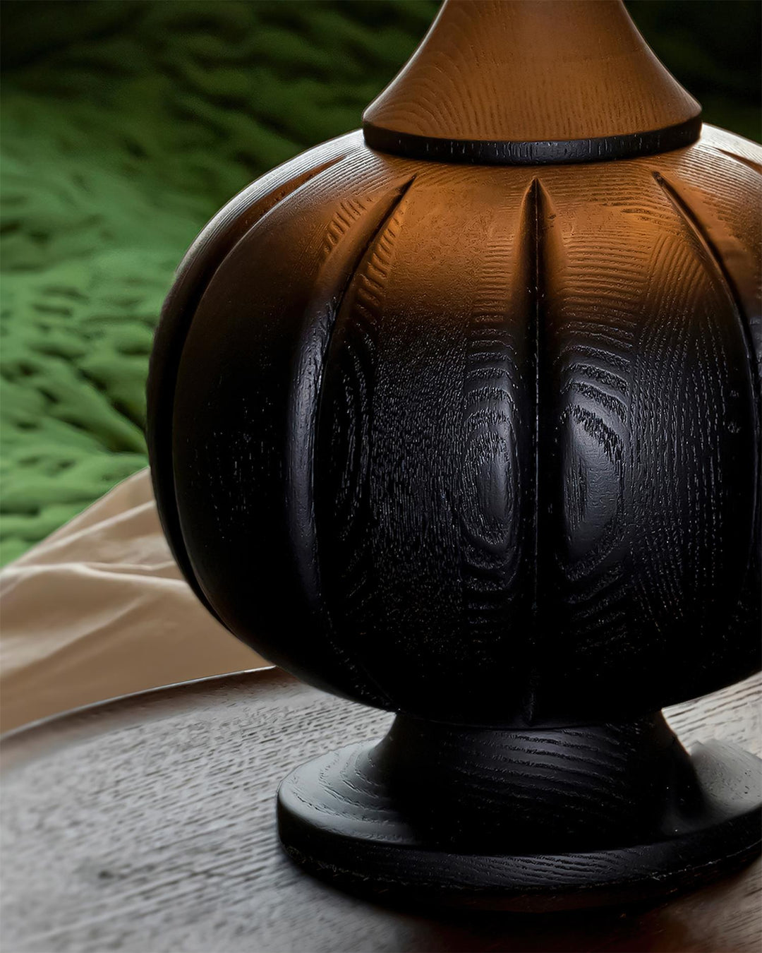 Diseño único: lámpara de mesa con rayas y base de madera, ideal para decoración e iluminación del hogar.