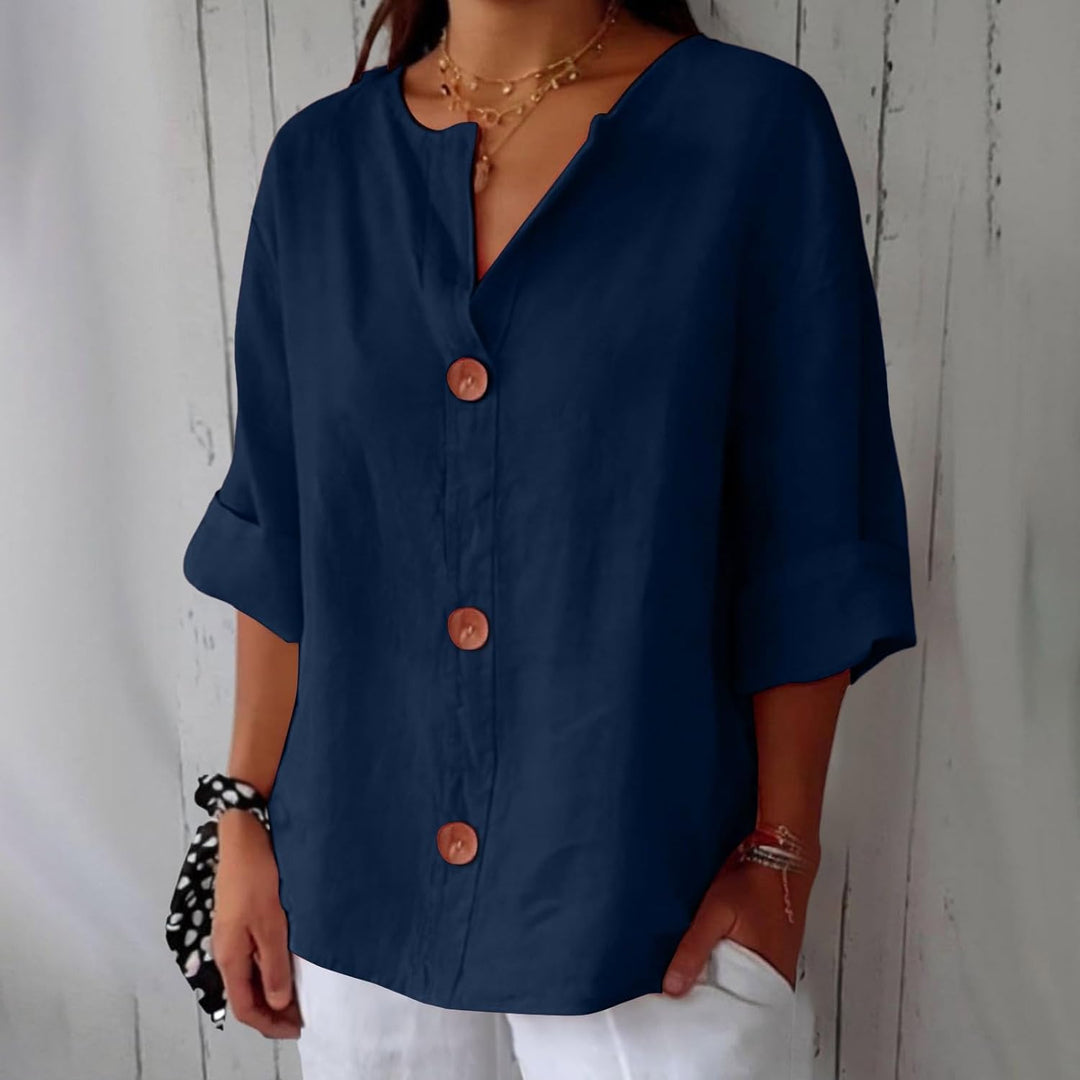 Moda femenina: camisa elegante de mujer en algodón lino, cuello en V. Blusa cómoda para tallas grandes.
