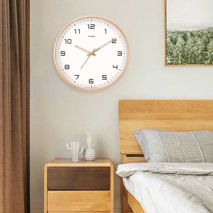 Reloj de pared para oficina o dormitorio, de madera tonos crema y marrón, analógico y silencioso.