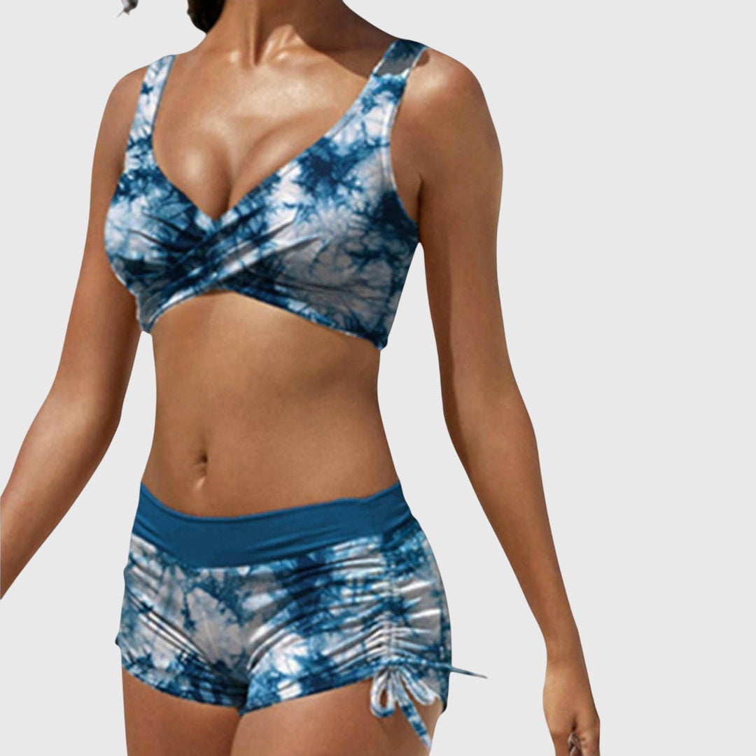 Shorts de bikini fruncidos de camuflaje para mujer. Comodidad y estilo deportivo para días de sol y agua.