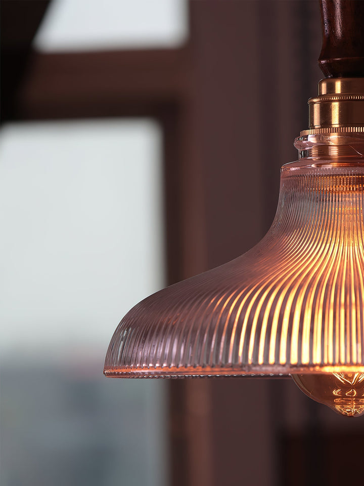 Lámpara colgante de techo artesanal con estructura de madera clara y acentos de latón brillante, decoración de diseño.