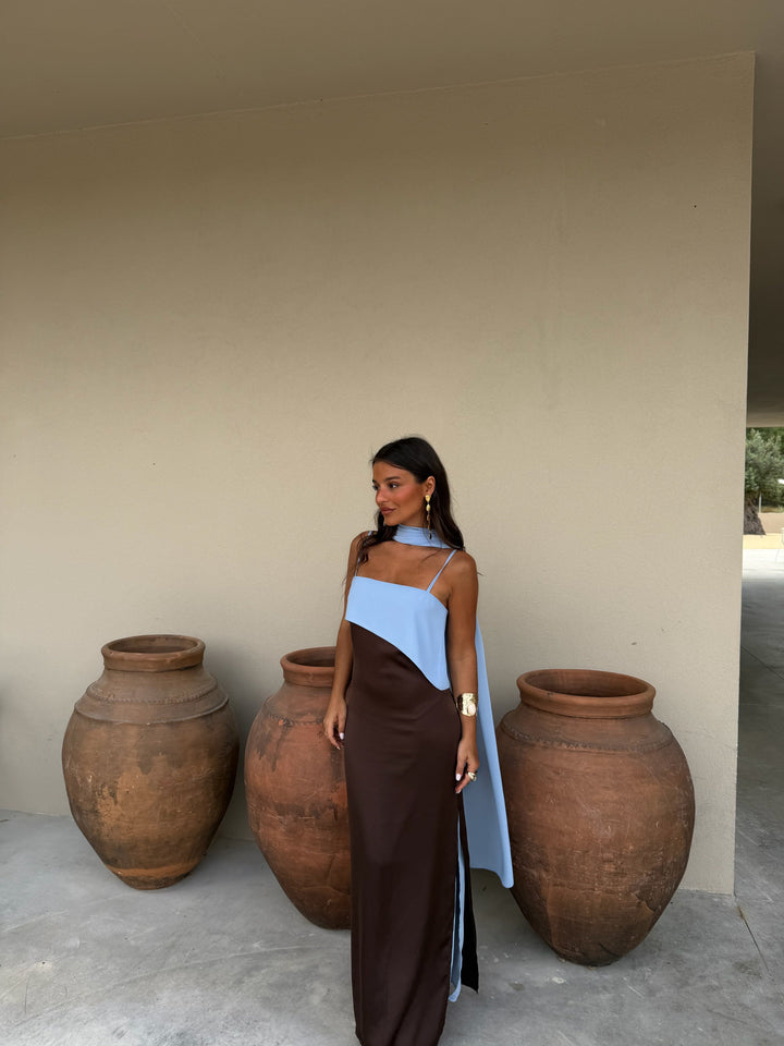 Vestido casual elegante de mujer para otoño en tonos marrón y azul. Perfecto para eventos o cenas.