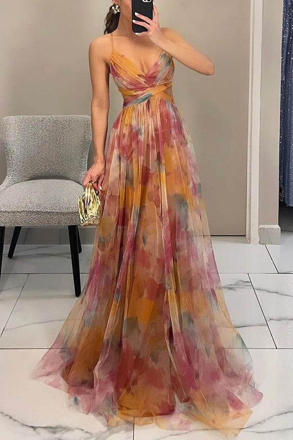 Vestido largo de mujer con estampado floral vibrante. Moda femenina de verano, sofisticado y cómodo.