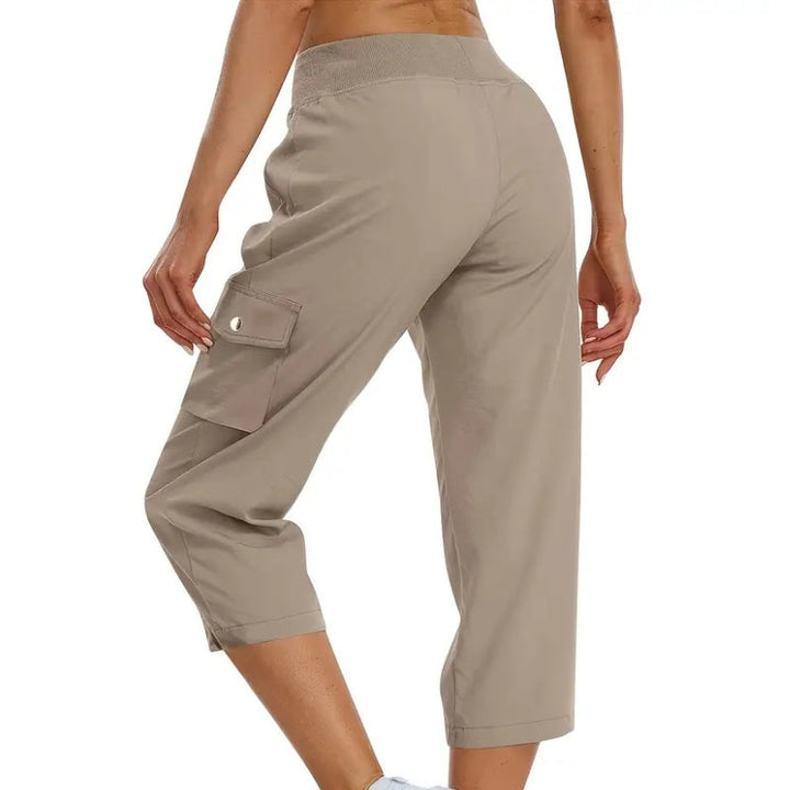 Pantalón capri de mujer con bolsillos funcionales y cintura alta. Ajuste cómodo y moderno.