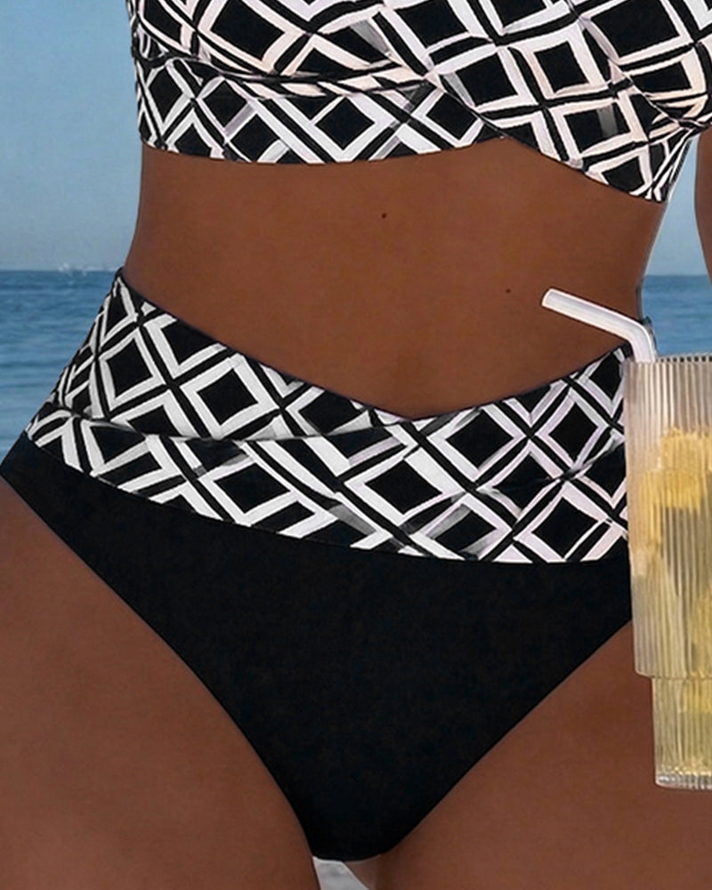 Bikini con diseño geométrico y colores vivos, ideal para disfrutar el verano en la playa.