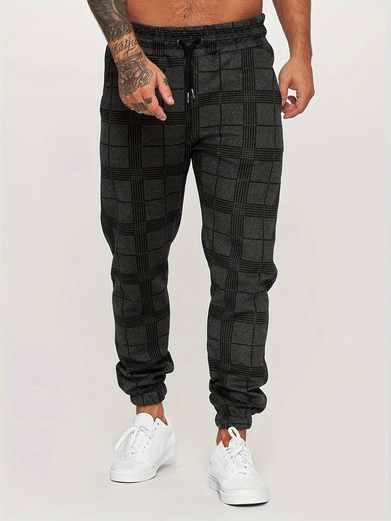 Detalle de bolsillo y cordón de jogger masculino, diseño práctico y cómodo para ropa hombre.
