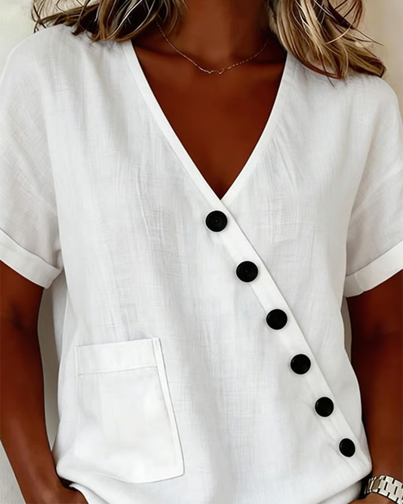 Cómodo top de mujer azul con botones diagonales. Blusa femenina versátil y holgada, perfecta para el verano.