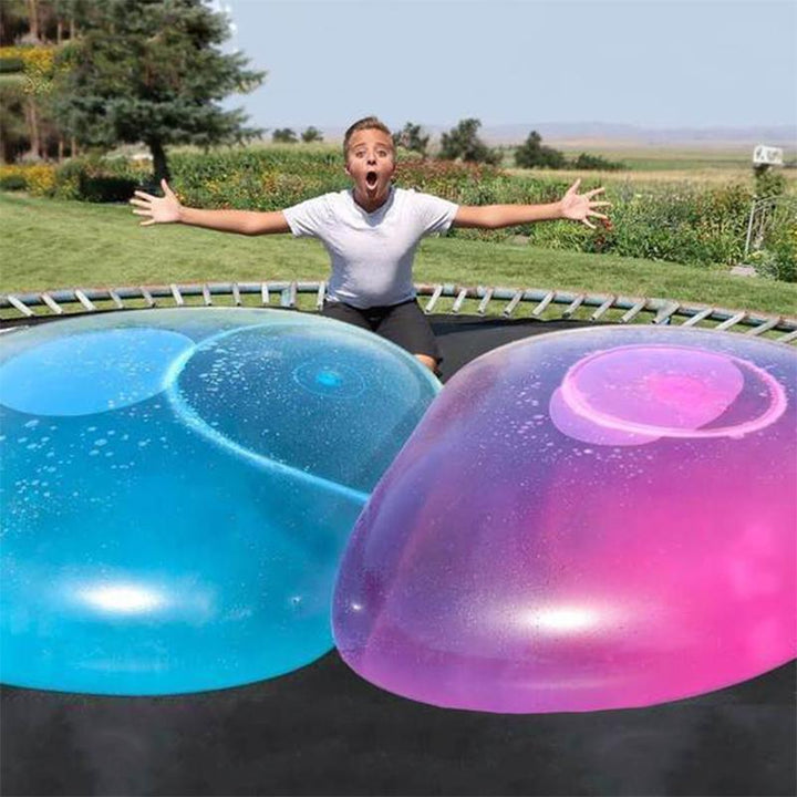 Globo bubble gigante azul, inflable y resistente, ideal para juegos de niños en exterior.