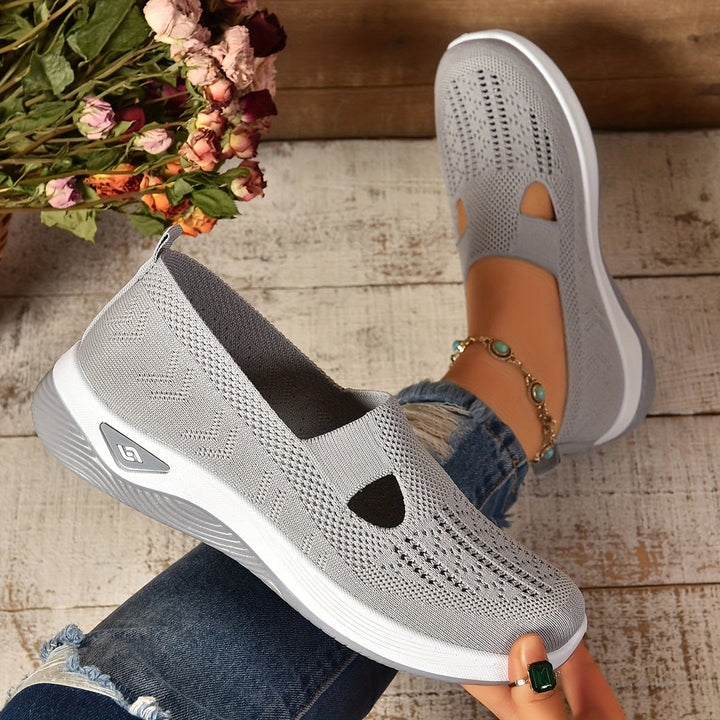 Zapatillas negras sin cordones para mujer con ajuste ergonómico. Confort diario y estilo casual.