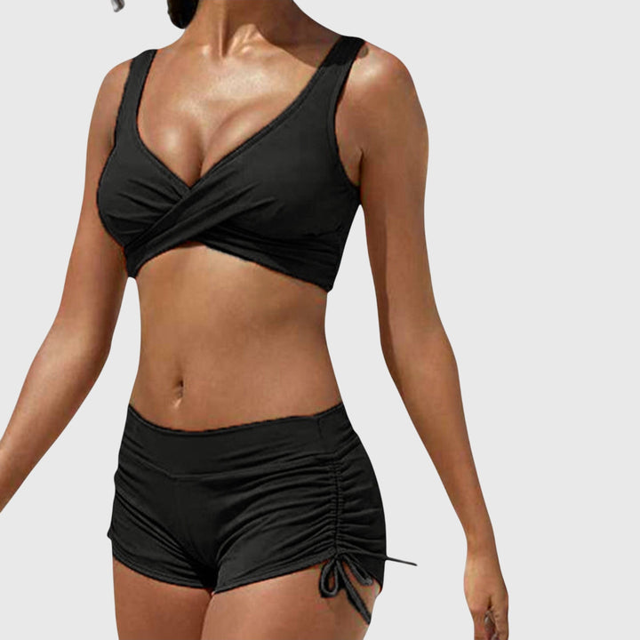 Traje de baño bikini de camuflaje para mujer. Top cruzado y shorts fruncidos, ideal para la piscina y playa este verano.