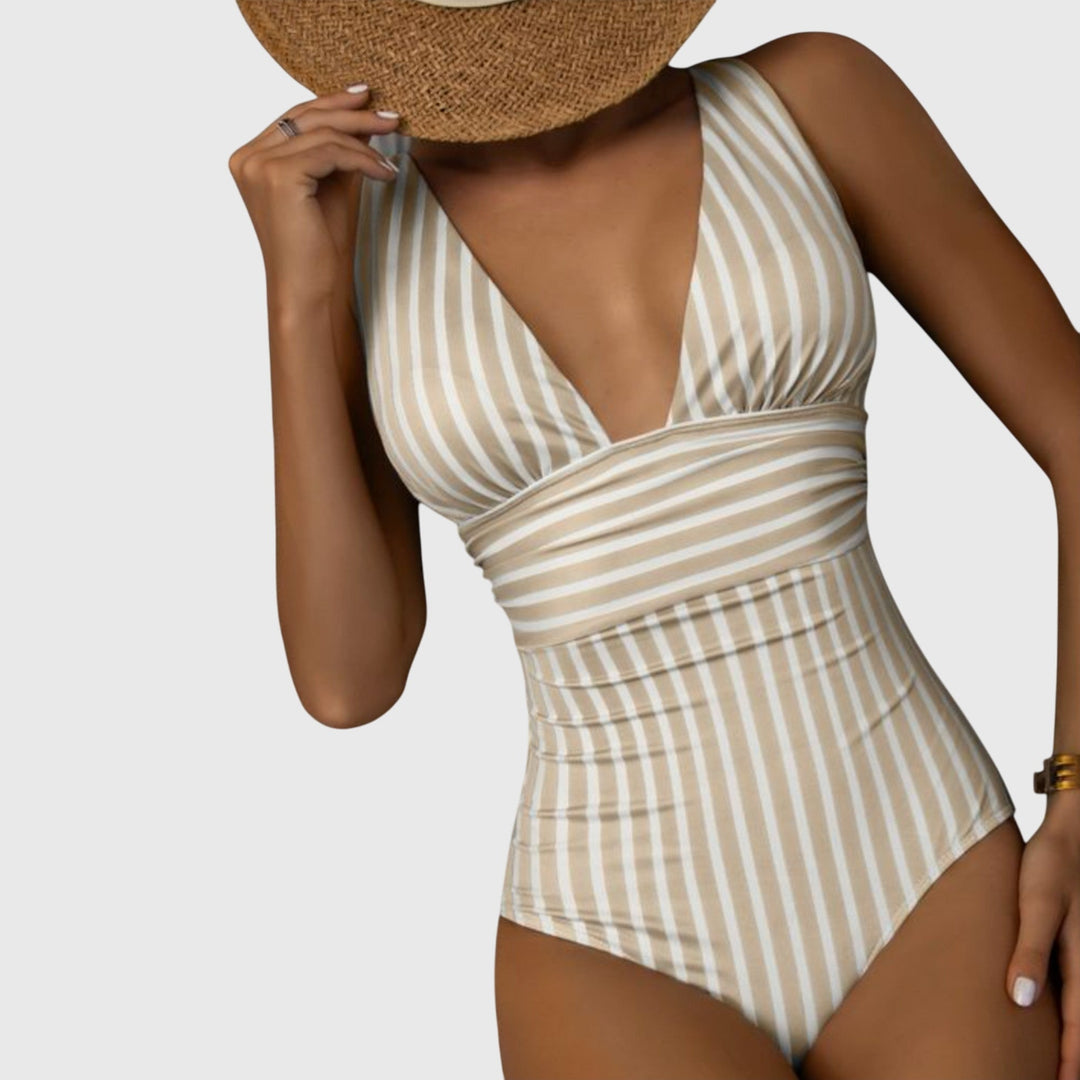 Bañador mujer una pieza con escote V profundo y rayas moldeadoras para una figura elegante en la playa.