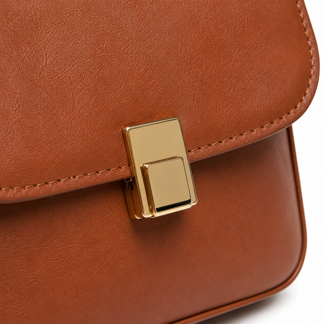 Bolso bandolera funcional para mujer. Color marrón, cuero sintético, ideal para el día a día.