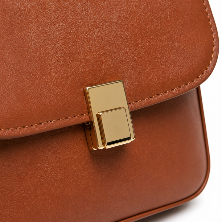 Bolso bandolera funcional para mujer. Color marrón, cuero sintético, ideal para el día a día.