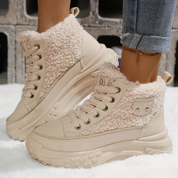 Elegantes botines blancos impermeables de mujer. Estilo casual de tobillo para moda femenina en días fríos.