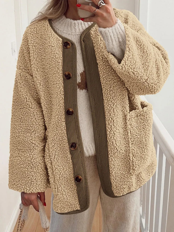Abrigo mujer borreguito, diseño bicolor, perfecto para un look casual de invierno.