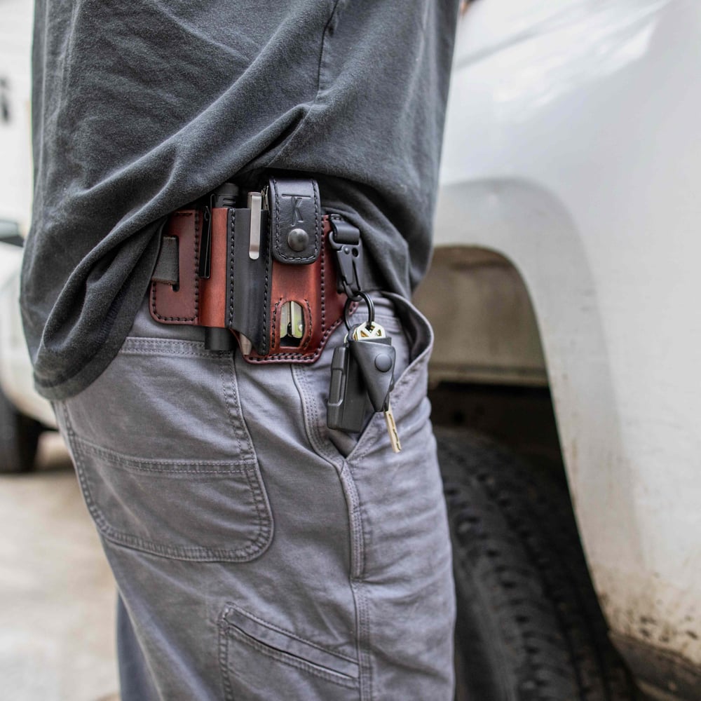 Organizador de cuero genuino para multiherramienta y linterna. Funda de piel de vaca para cinturón EDC de hombre.