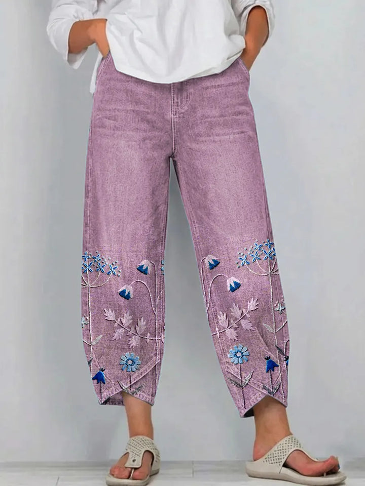 Pantalón vaquero de mujer con bordado floral boho en pierna. Corte recto clásico, denim de algodón casual.