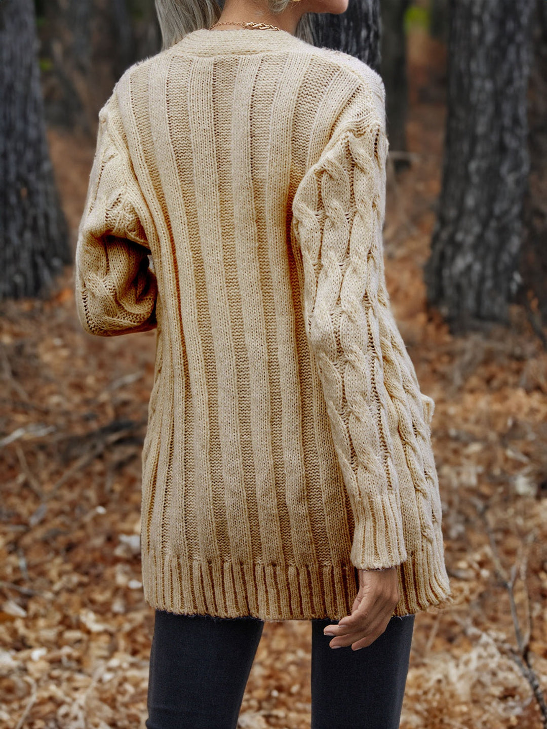 Elegante cárdigan de punto trenzado para mujer, abrigador y con botones, ideal para el invierno.