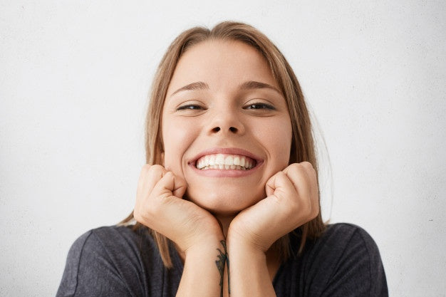 Prótesis dental cosmética ajustable para hombres y mujeres, ofreciendo una sonrisa perfecta y natural.