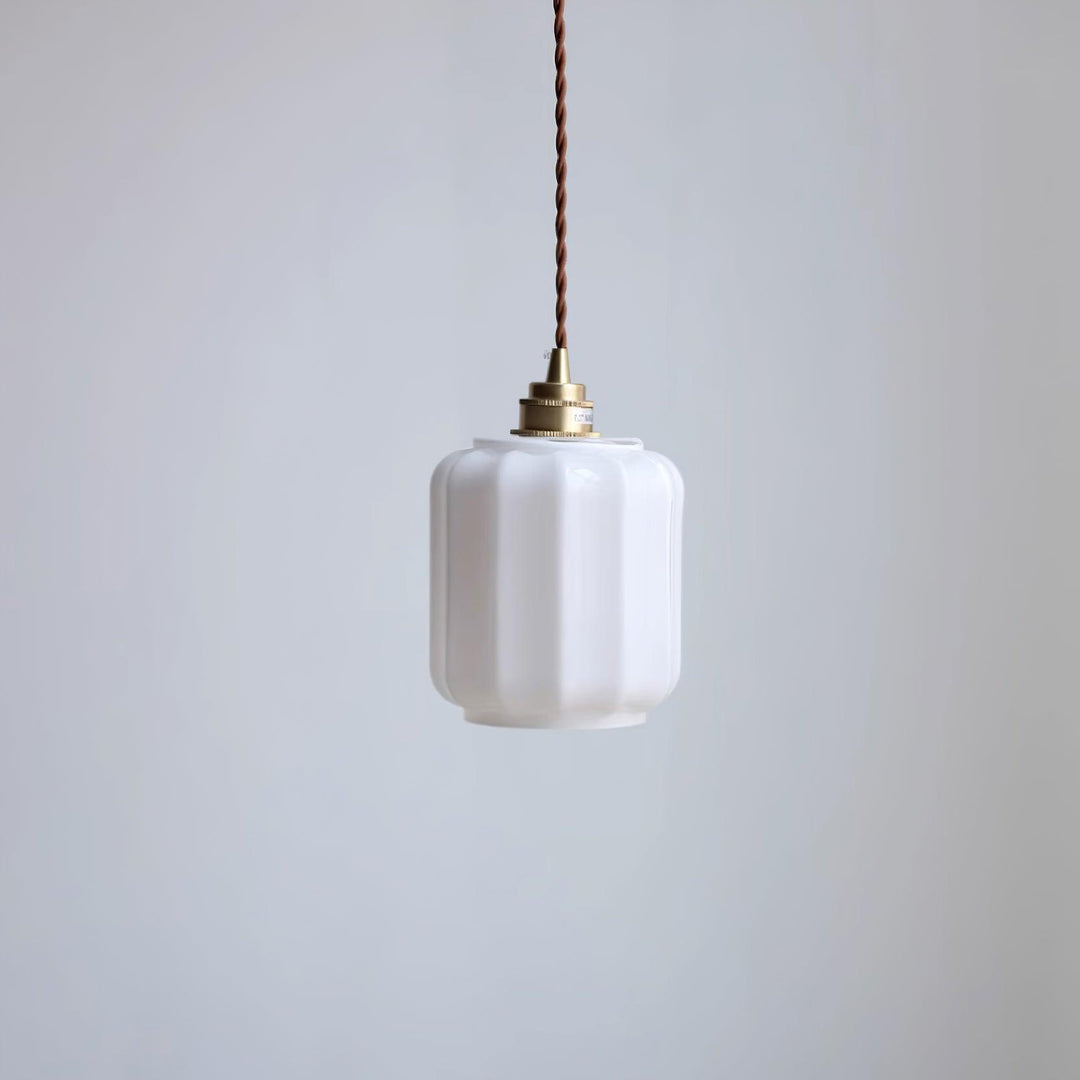 Lámpara colgante de latón y cristal blanco, ideal para una decoración de lujo sutil. Elegancia.