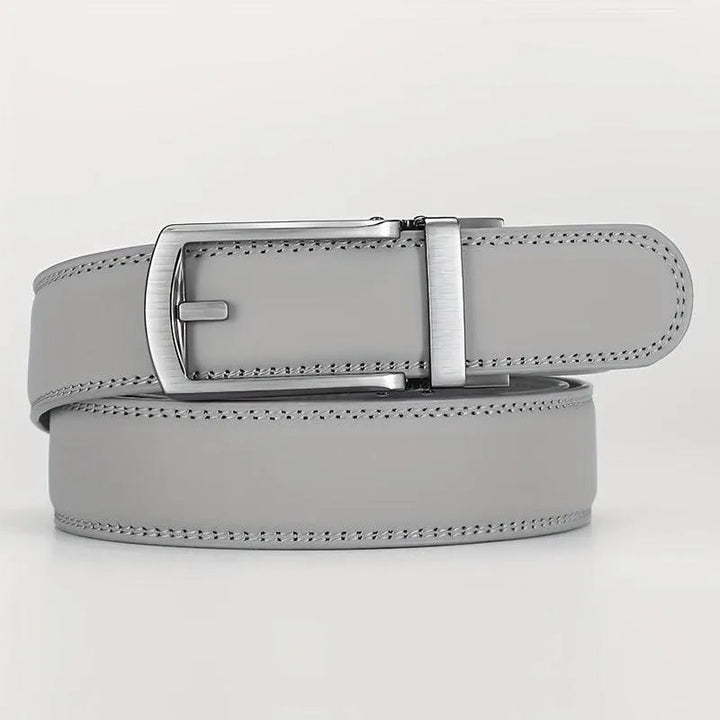Cinturón de cuero genuino negro para hombre, accesorio indispensable de moda masculina y elegancia.