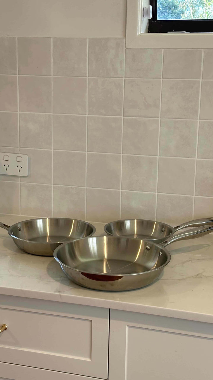 Utensilio de cocina premium: sartén de acero inoxidable para una cocción saludable y resultados profesionales en casa.