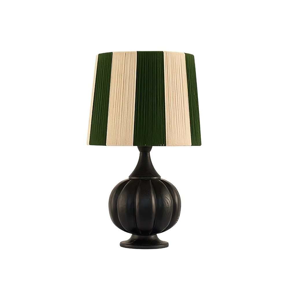 Lámpara de mesa contemporánea con pantalla a rayas y base de madera, para un hogar con diseño actual.