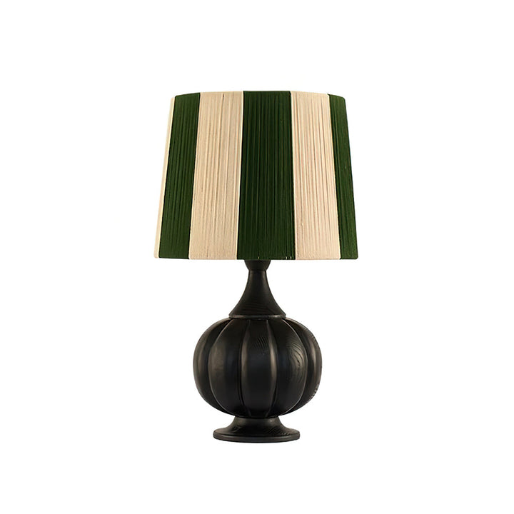 Lámpara de mesa contemporánea con pantalla a rayas y base de madera, para un hogar con diseño actual.