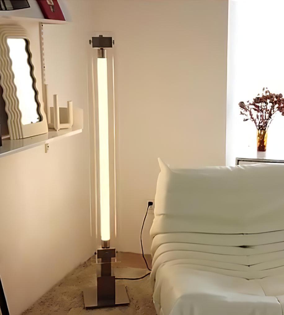 Foco de pie M29, ilumina con estilo moderno, pantalla de vidrio y estructura minimalista para interior.