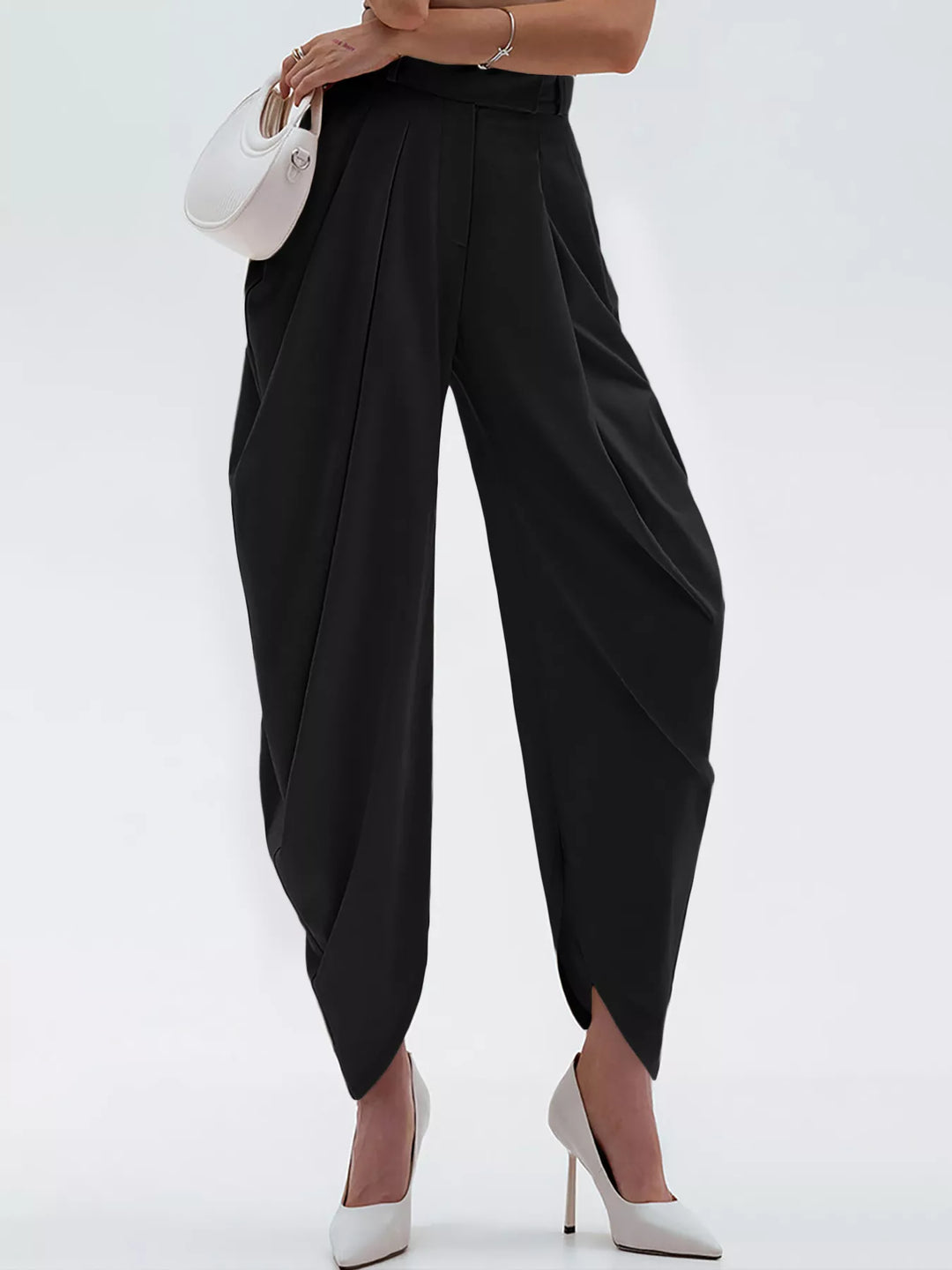 Pantalón plisado de mujer con pierna ancha, tiro alto y tejido fluido de algodón.