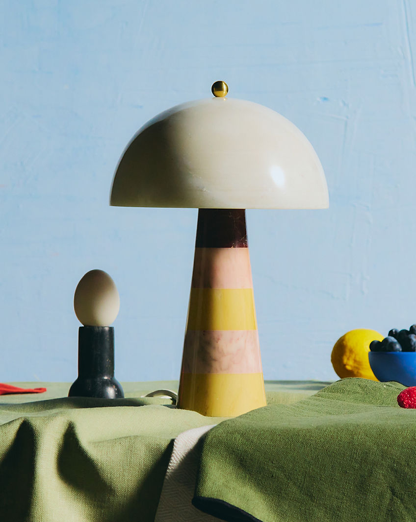 Clásica lámpara de mesa de mármol con diseño orgánico, iluminación decorativa para el hogar.