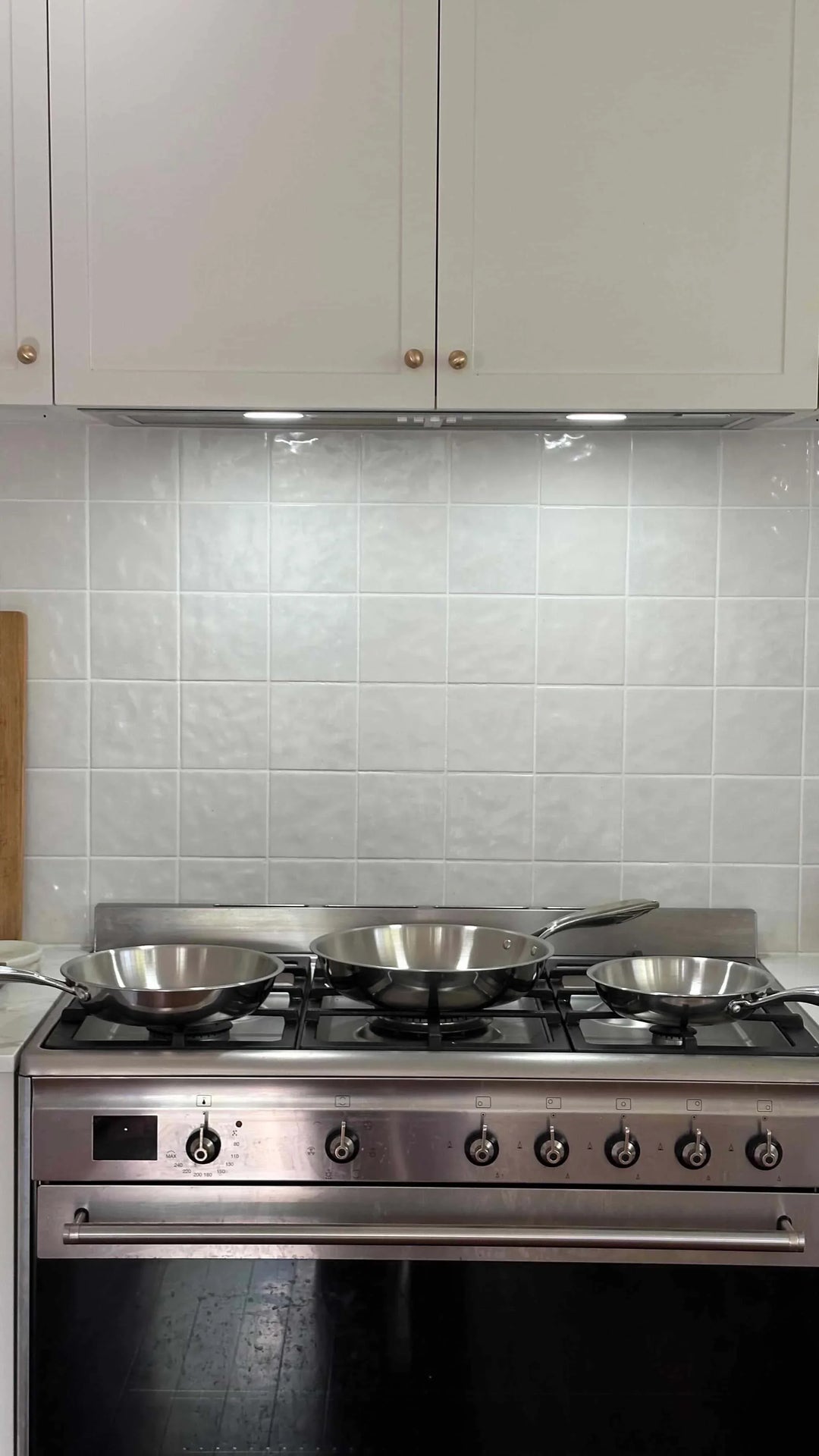 Sartén de inducción de acero inoxidable, distribución de calor óptima para una cocina eficiente y duradera.