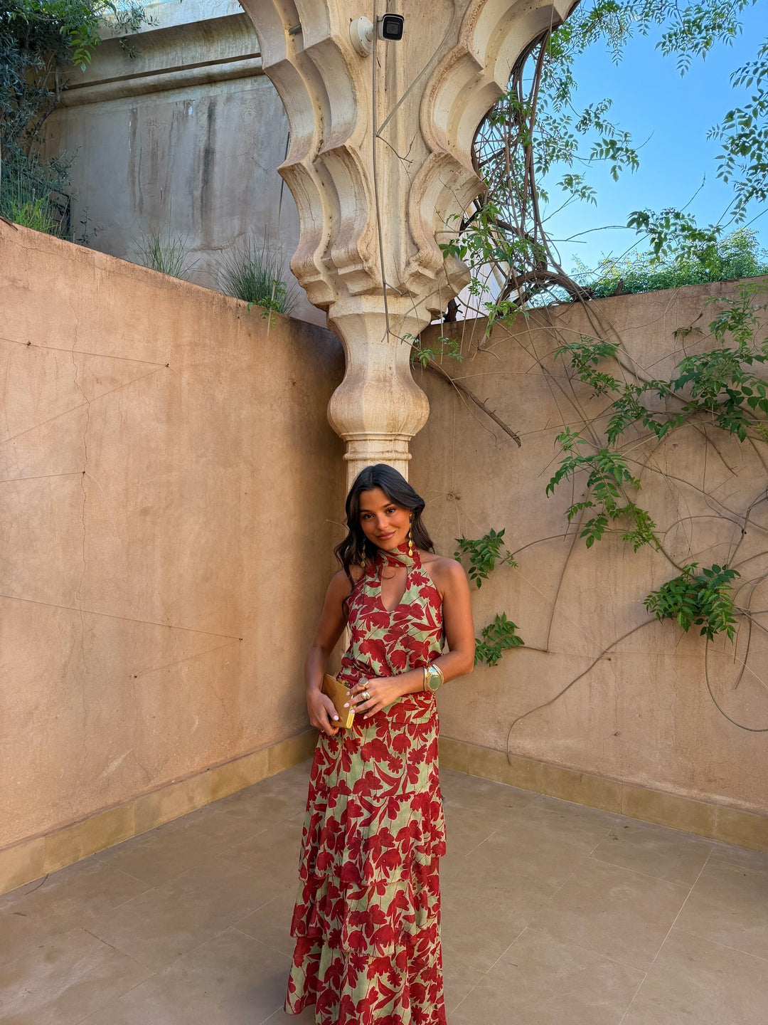 Conjunto de mujer dos piezas, diseño elegante para eventos. Vestimenta coordinada y sofisticada.