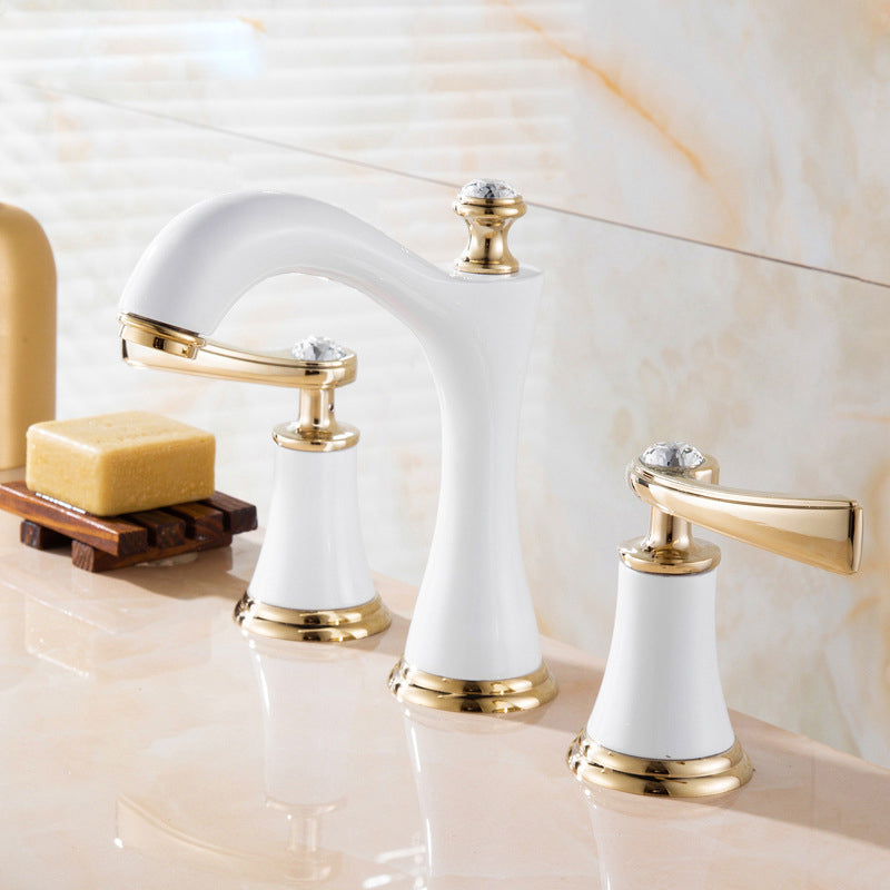 Grifo de lavabo resistente, diseño moderno, doble manija y caño bajo en acabado plateado.