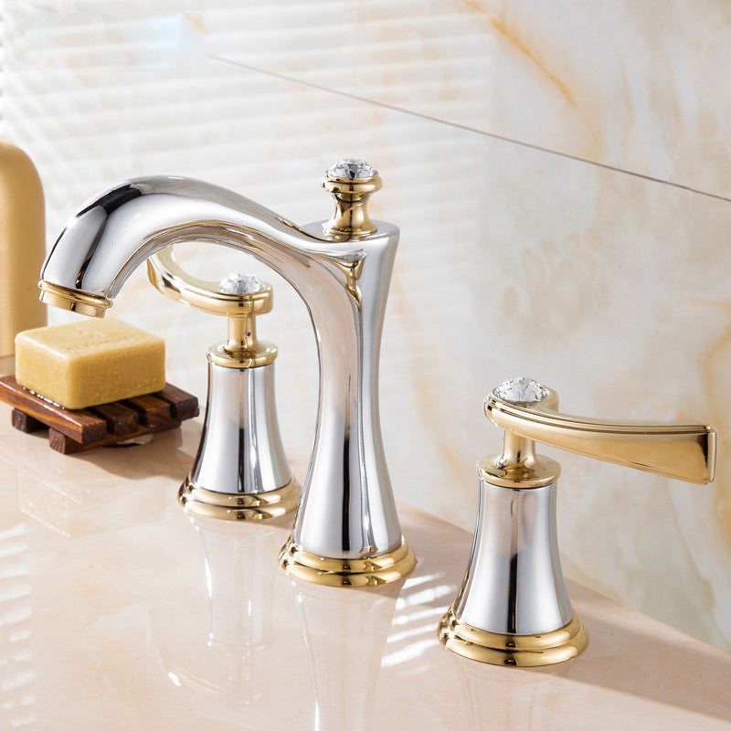 Grifo de lavabo moderno con doble manija y caño bajo en acabado plata, para baños.